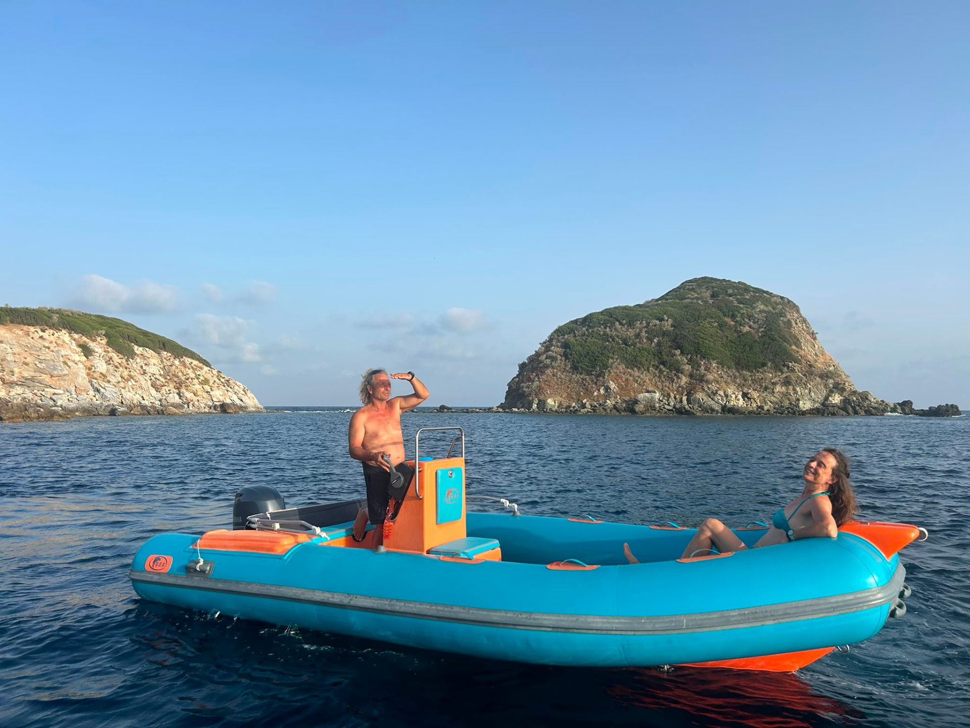 Gommone Geb lungo la costa rocciosa di Capoliveri, ideale per lo snorkeling